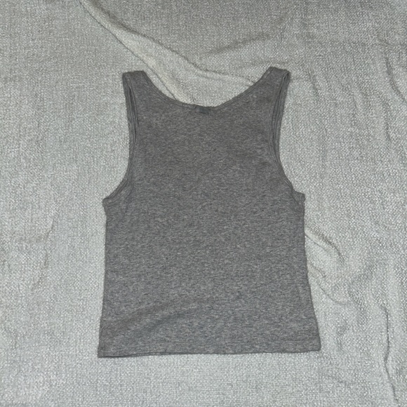 Skims is an American shapewear and clothing brand co-founded by Kim Kardashian. - Picture 3 of 3